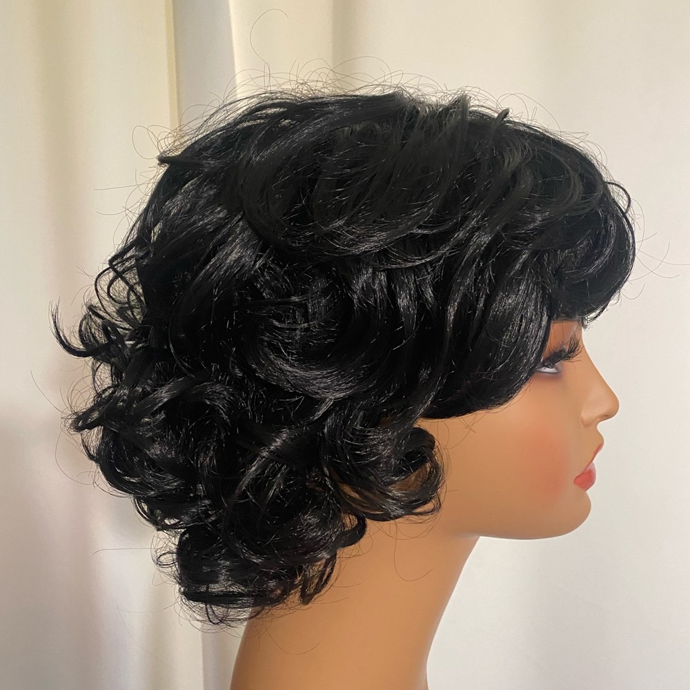 Short Curly Synthetic Wig in Black — Classic Everyday Style